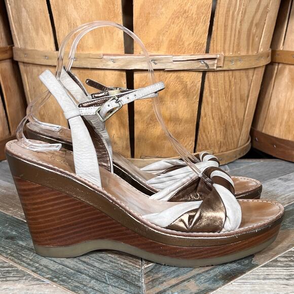 Cole Haan NikeAir Tan Gold Metallic Leather Stacked Wedge Heel Sandal Women 8.5 - Picture 1 of 11